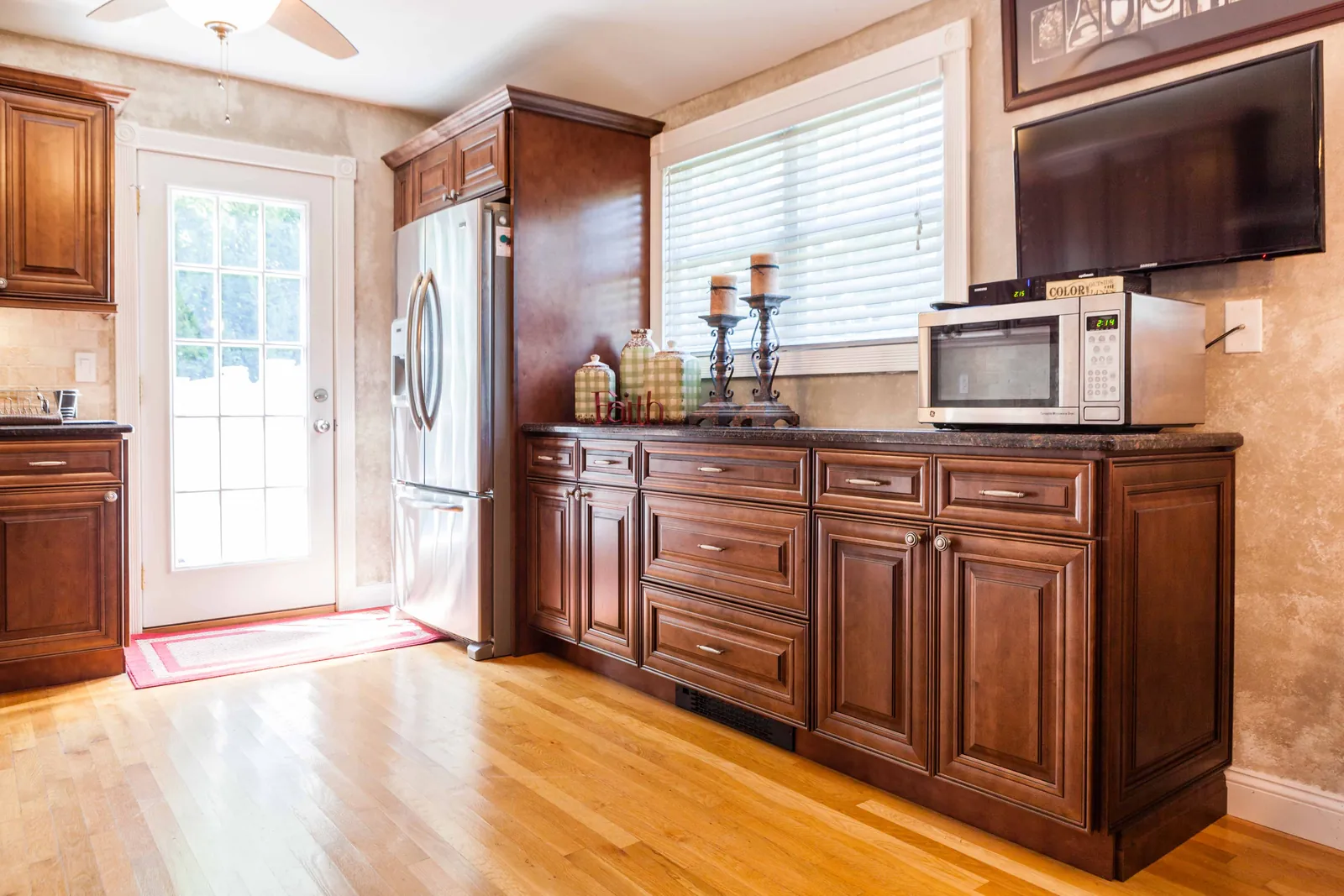 A chocolate glazed raised panel kitchen with hardwood floors